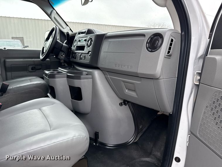 image for item EG5681 2022 Ford E350 Super Duty box truck