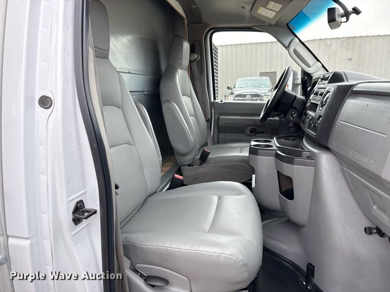 image for item EG5681 2022 Ford E350 Super Duty box truck