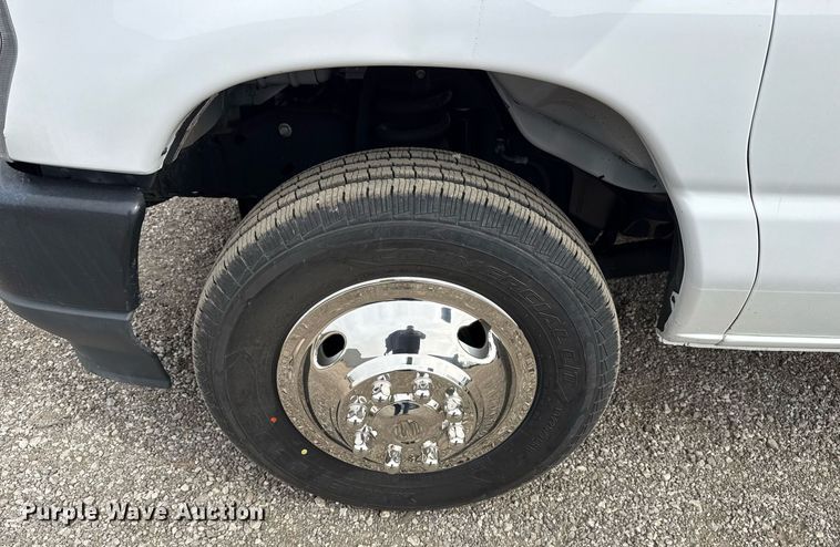 image for item EG5681 2022 Ford E350 Super Duty box truck