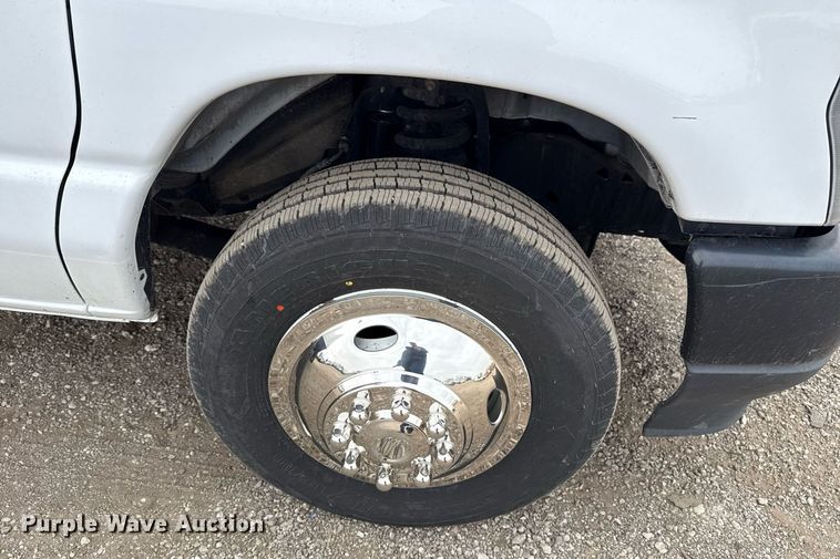 image for item EG5681 2022 Ford E350 Super Duty box truck