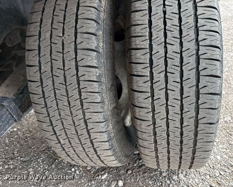 image for item EG5681 2022 Ford E350 Super Duty box truck