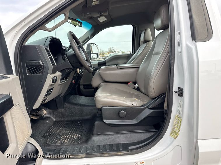 image for item EG5682 2018 Ford F550 Super Duty truck cab and chassis