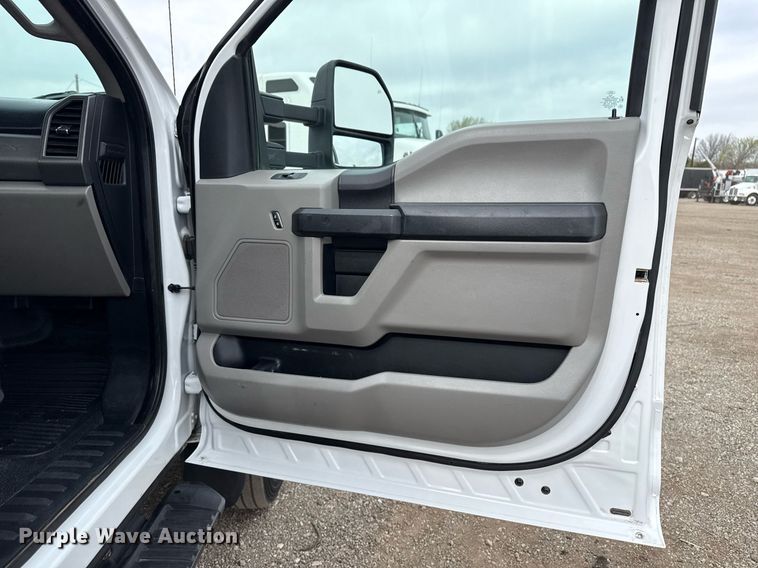 image for item EG5682 2018 Ford F550 Super Duty truck cab and chassis