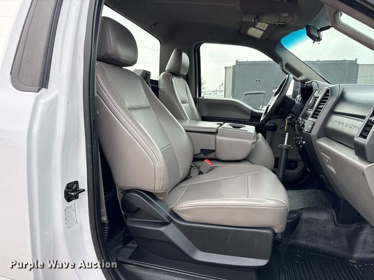 image for item EG5682 2018 Ford F550 Super Duty truck cab and chassis