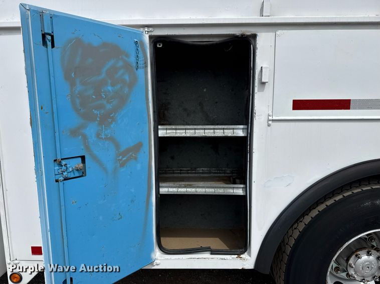 image for item EG5685 2000 Freightliner FL70 utility / service truck