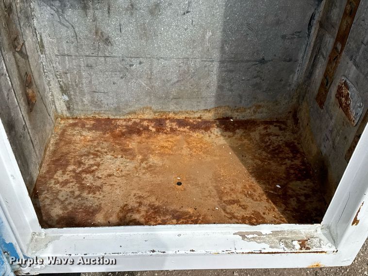 image for item EG5685 2000 Freightliner FL70 utility / service truck