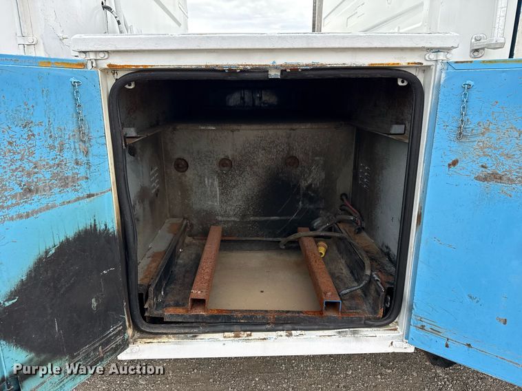 image for item EG5685 2000 Freightliner FL70 utility / service truck