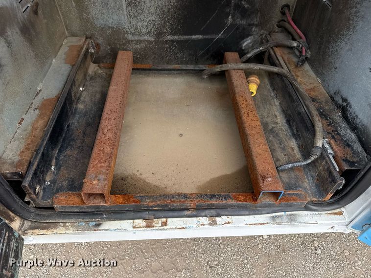 image for item EG5685 2000 Freightliner FL70 utility / service truck