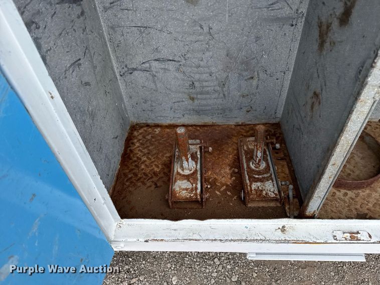 image for item EG5685 2000 Freightliner FL70 utility / service truck