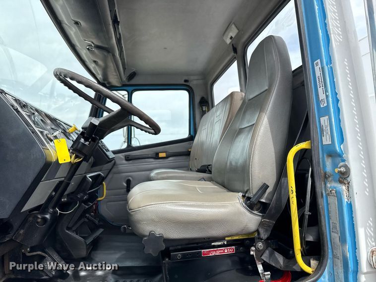 image for item EG5685 2000 Freightliner FL70 utility / service truck