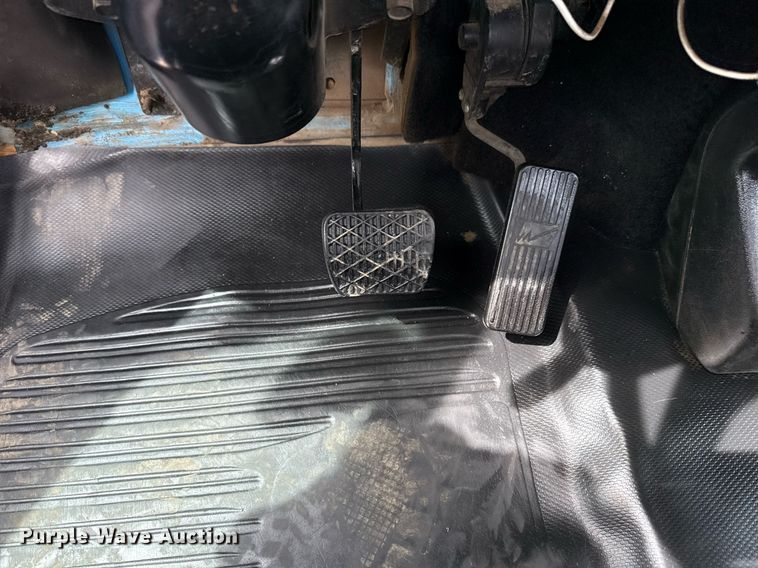 image for item EG5685 2000 Freightliner FL70 utility / service truck