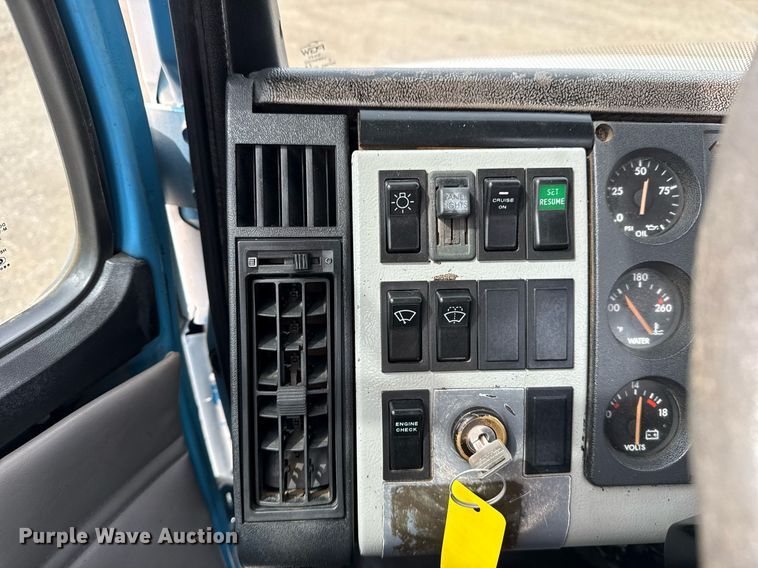 image for item EG5685 2000 Freightliner FL70 utility / service truck