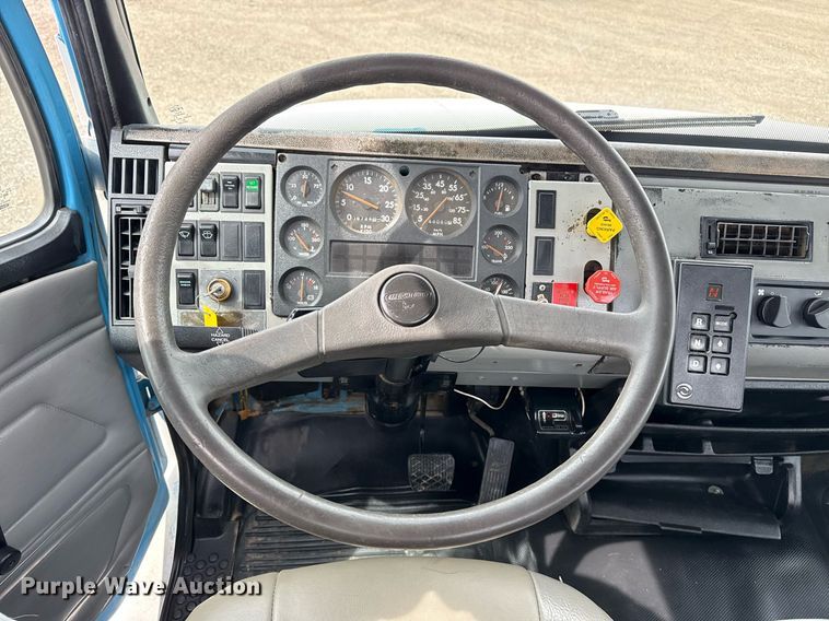 image for item EG5685 2000 Freightliner FL70 utility / service truck