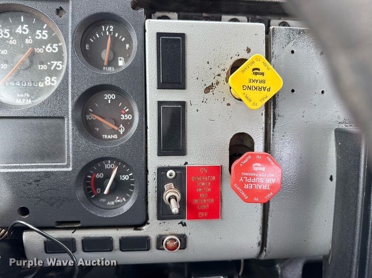 image for item EG5685 2000 Freightliner FL70 utility / service truck