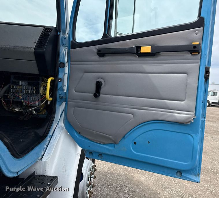 image for item EG5685 2000 Freightliner FL70 utility / service truck