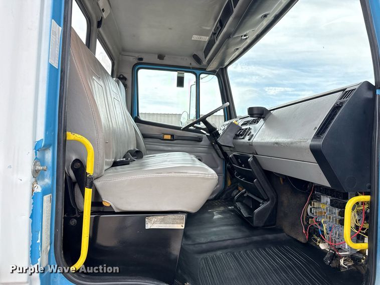image for item EG5685 2000 Freightliner FL70 utility / service truck