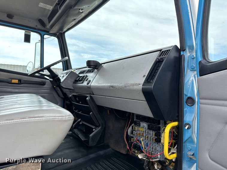 image for item EG5685 2000 Freightliner FL70 utility / service truck