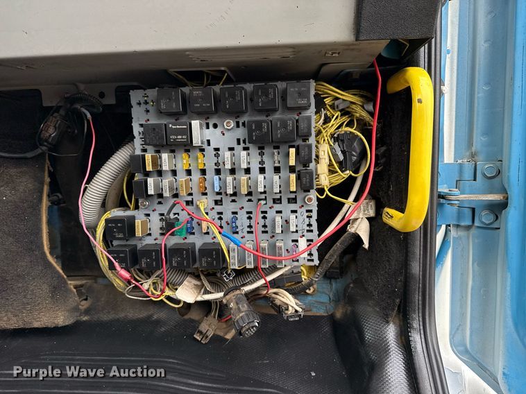 image for item EG5685 2000 Freightliner FL70 utility / service truck