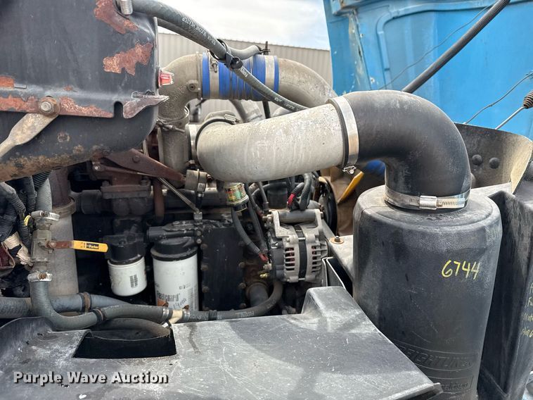 image for item EG5685 2000 Freightliner FL70 utility / service truck