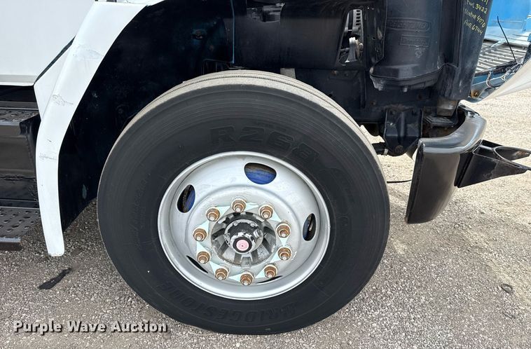 image for item EG5685 2000 Freightliner FL70 utility / service truck