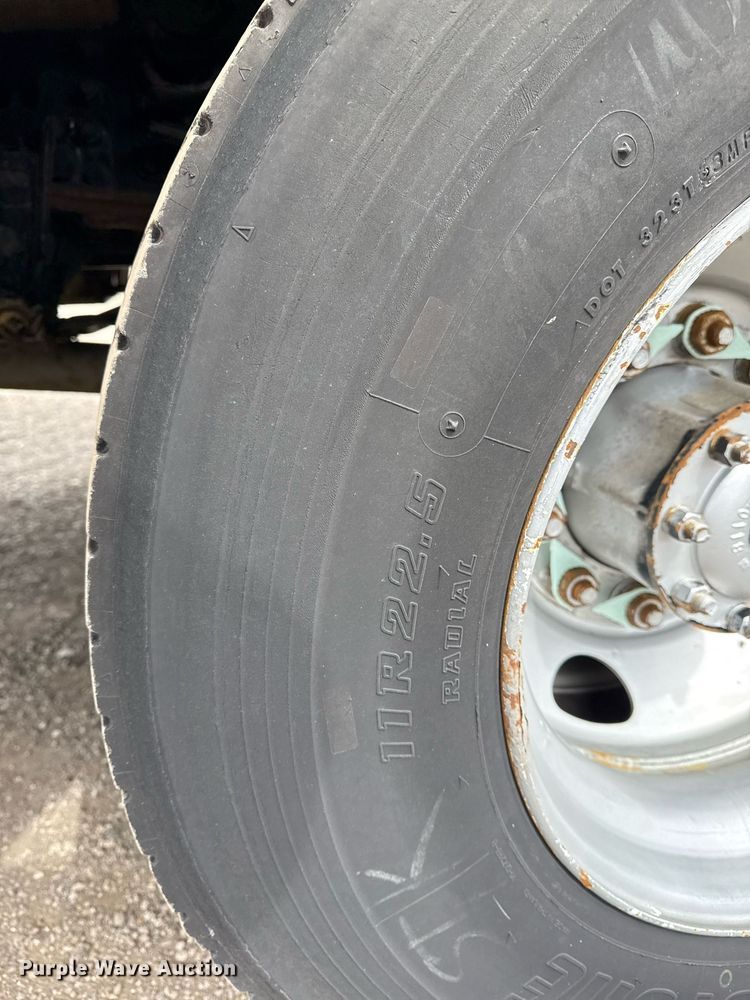 image for item EG5685 2000 Freightliner FL70 utility / service truck