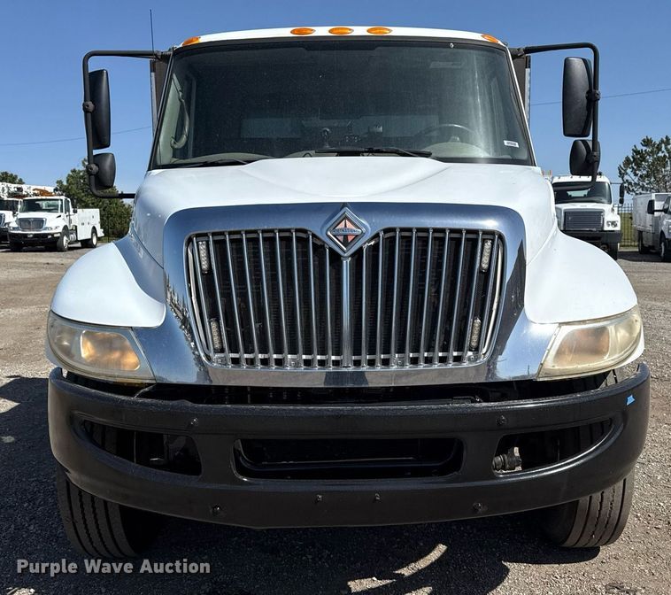 image for item EG5690 2011 International 4300 flatbed truck