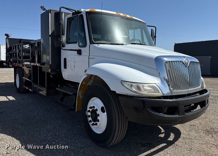 image for item EG5690 2011 International 4300 flatbed truck