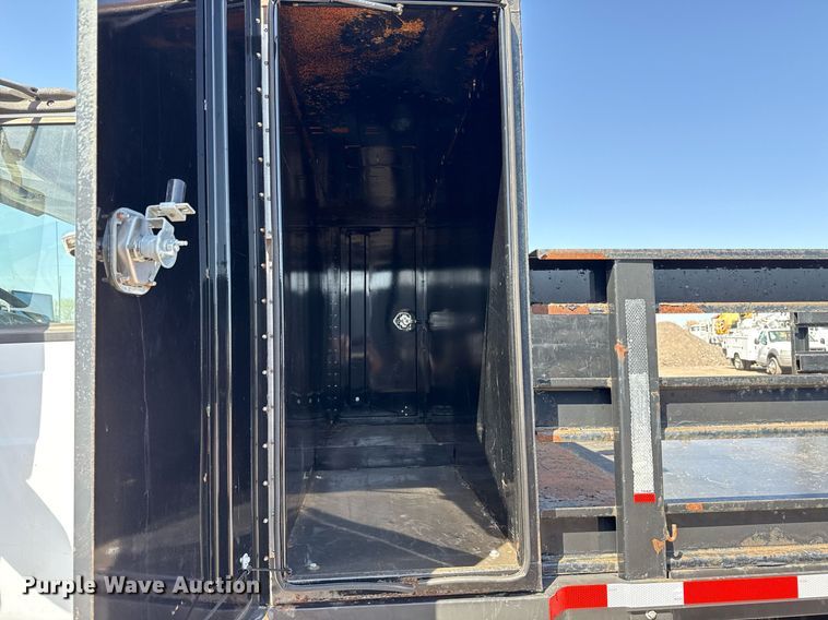 image for item EG5690 2011 International 4300 flatbed truck