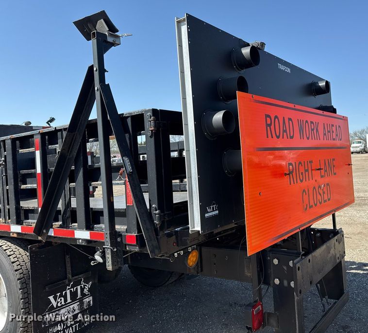 image for item EG5690 2011 International 4300 flatbed truck