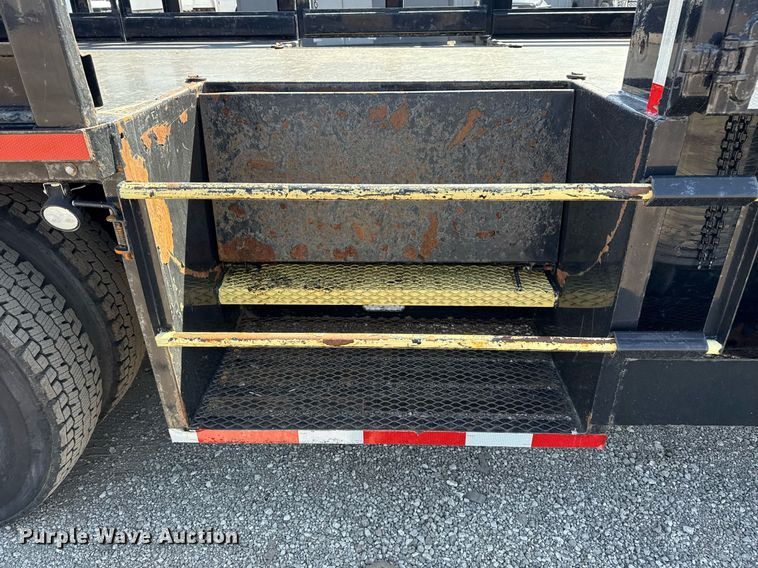 image for item EG5690 2011 International 4300 flatbed truck