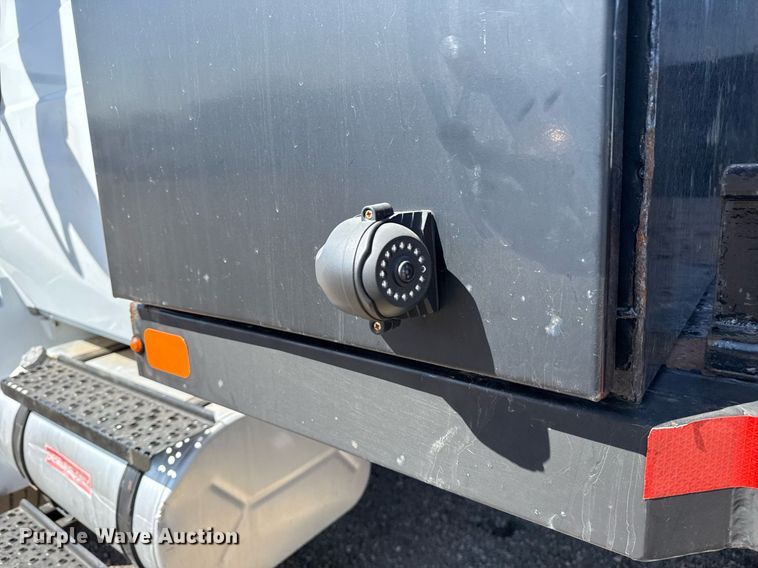 image for item EG5690 2011 International 4300 flatbed truck