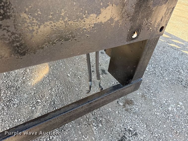 image for item EG5690 2011 International 4300 flatbed truck