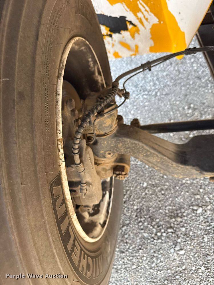 image for item EG5690 2011 International 4300 flatbed truck