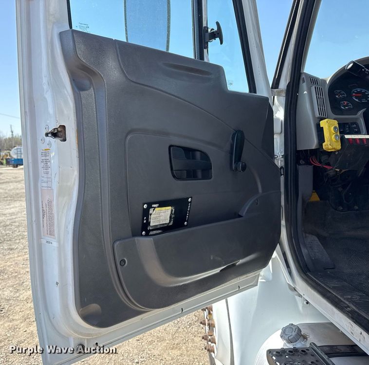 image for item EG5690 2011 International 4300 flatbed truck