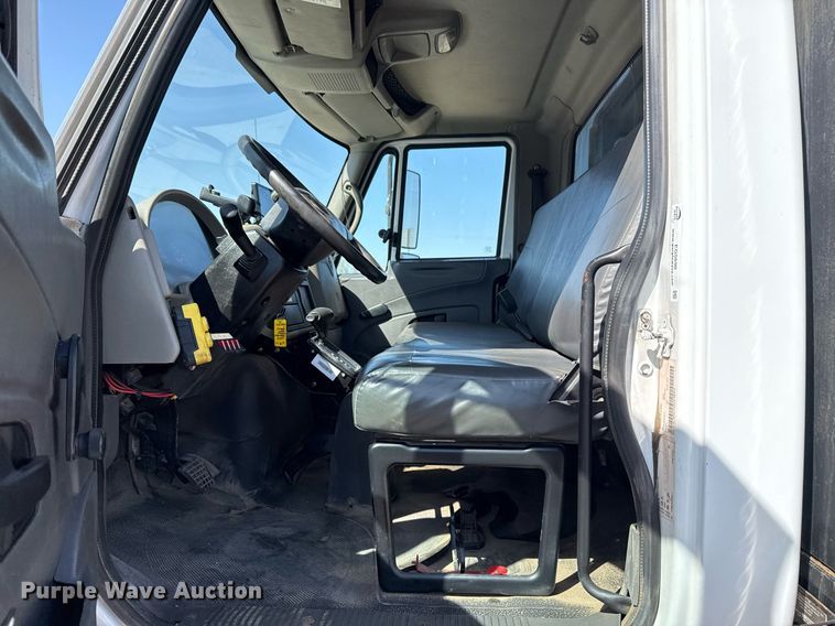 image for item EG5690 2011 International 4300 flatbed truck