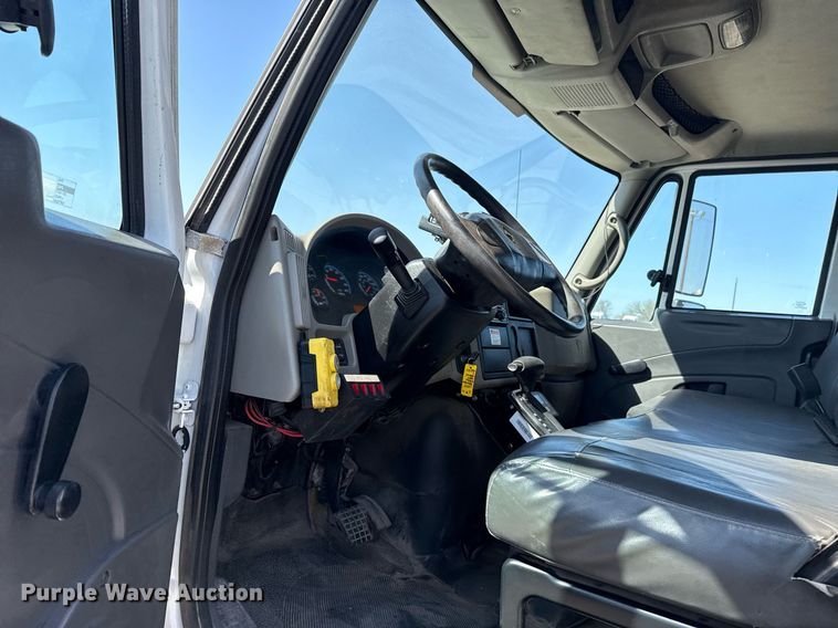 image for item EG5690 2011 International 4300 flatbed truck