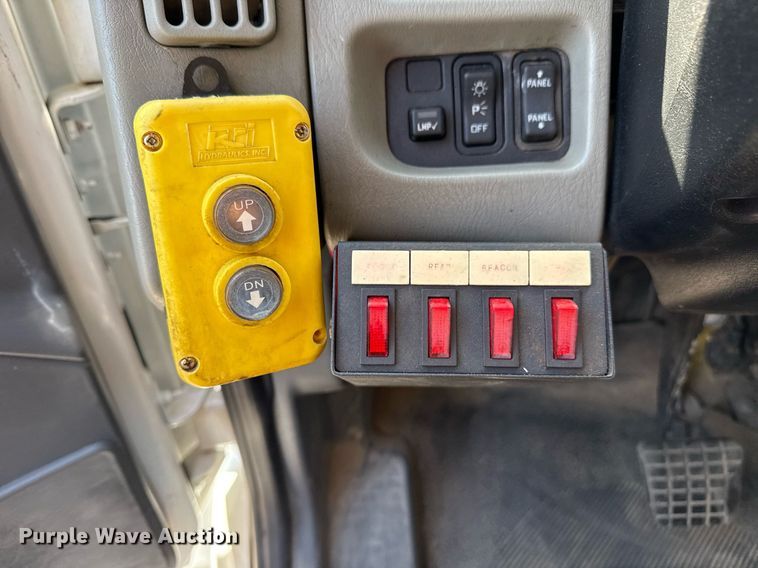 image for item EG5690 2011 International 4300 flatbed truck