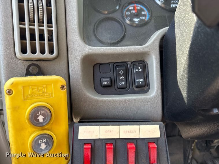 image for item EG5690 2011 International 4300 flatbed truck