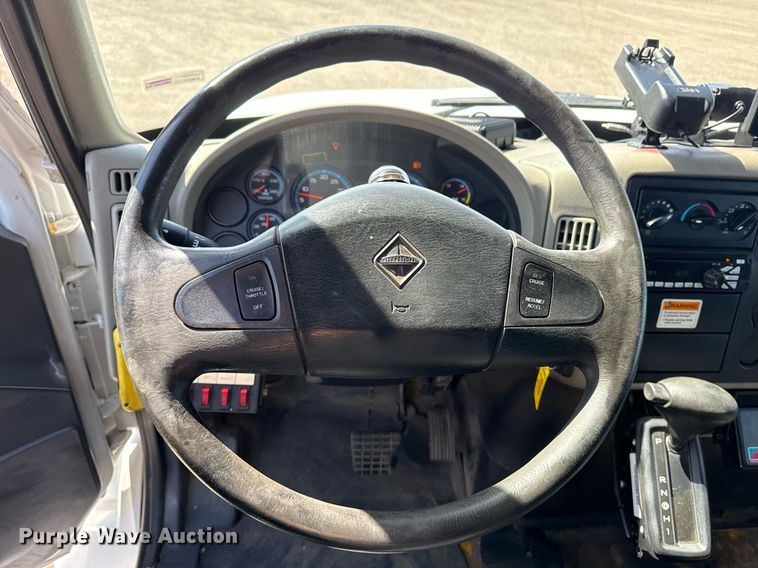 image for item EG5690 2011 International 4300 flatbed truck