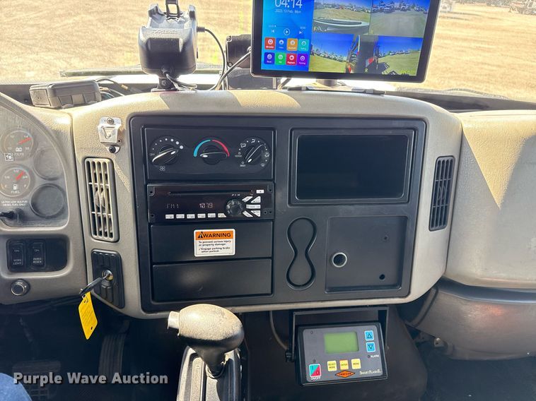 image for item EG5690 2011 International 4300 flatbed truck