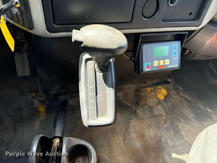 image for item EG5690 2011 International 4300 flatbed truck