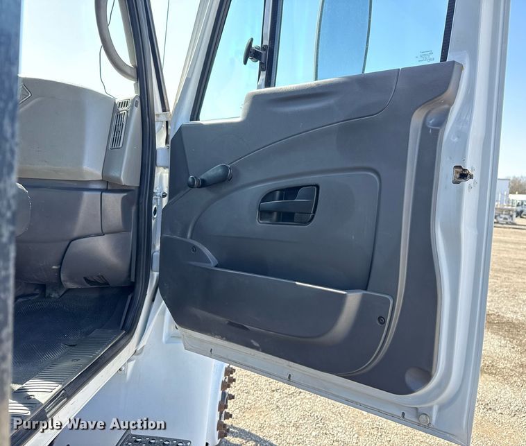 image for item EG5690 2011 International 4300 flatbed truck