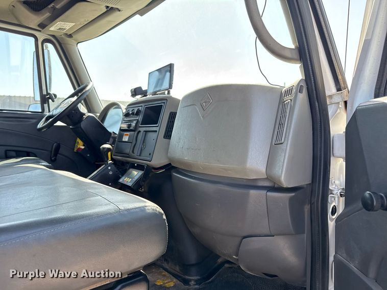 image for item EG5690 2011 International 4300 flatbed truck