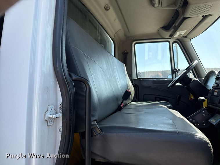 image for item EG5690 2011 International 4300 flatbed truck