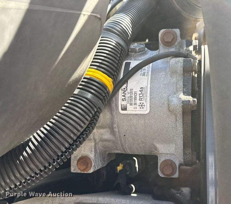 image for item EG5690 2011 International 4300 flatbed truck