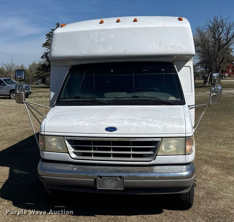 image for item EG6262 1995 Ford E350 shuttle bus