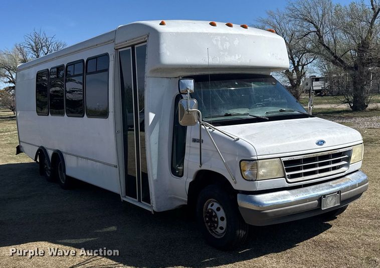 image for item EG6262 1995 Ford E350 shuttle bus