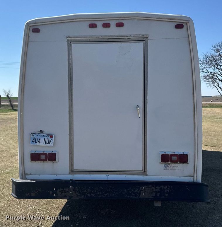 image for item EG6262 1995 Ford E350 shuttle bus