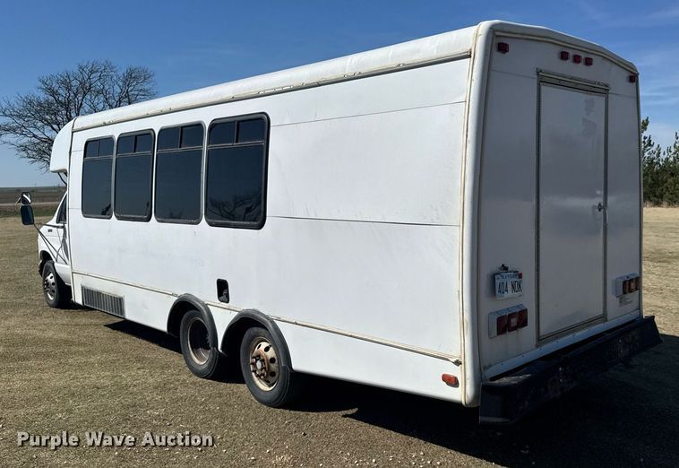 image for item EG6262 1995 Ford E350 shuttle bus
