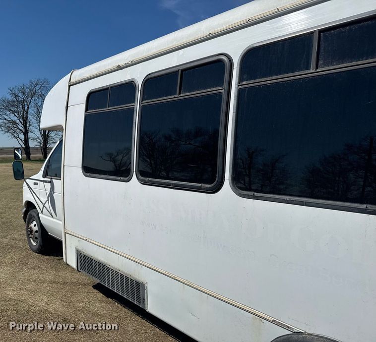 image for item EG6262 1995 Ford E350 shuttle bus